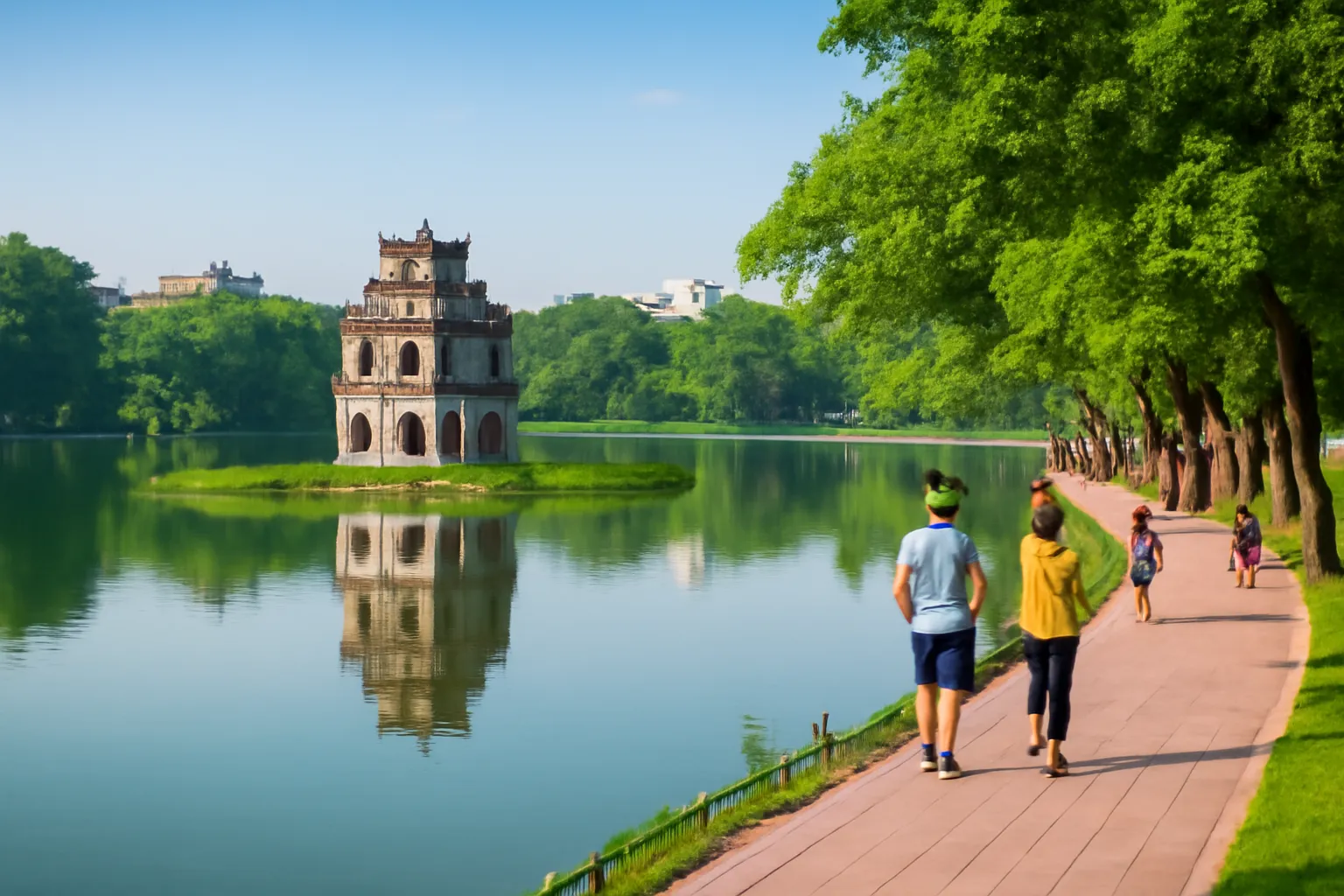 Hồ Hoàn Kiếm sáng sớm, tháp nhỏ giữa hồ, người tập thể dục ven bờ